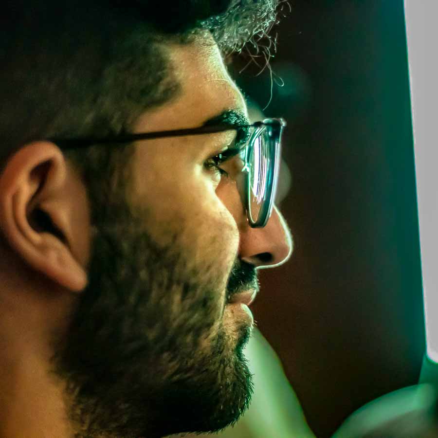 Homme à lunettes dans lumière verte